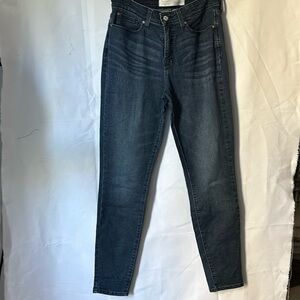 Signature Levi totally shaping jeans sz 8